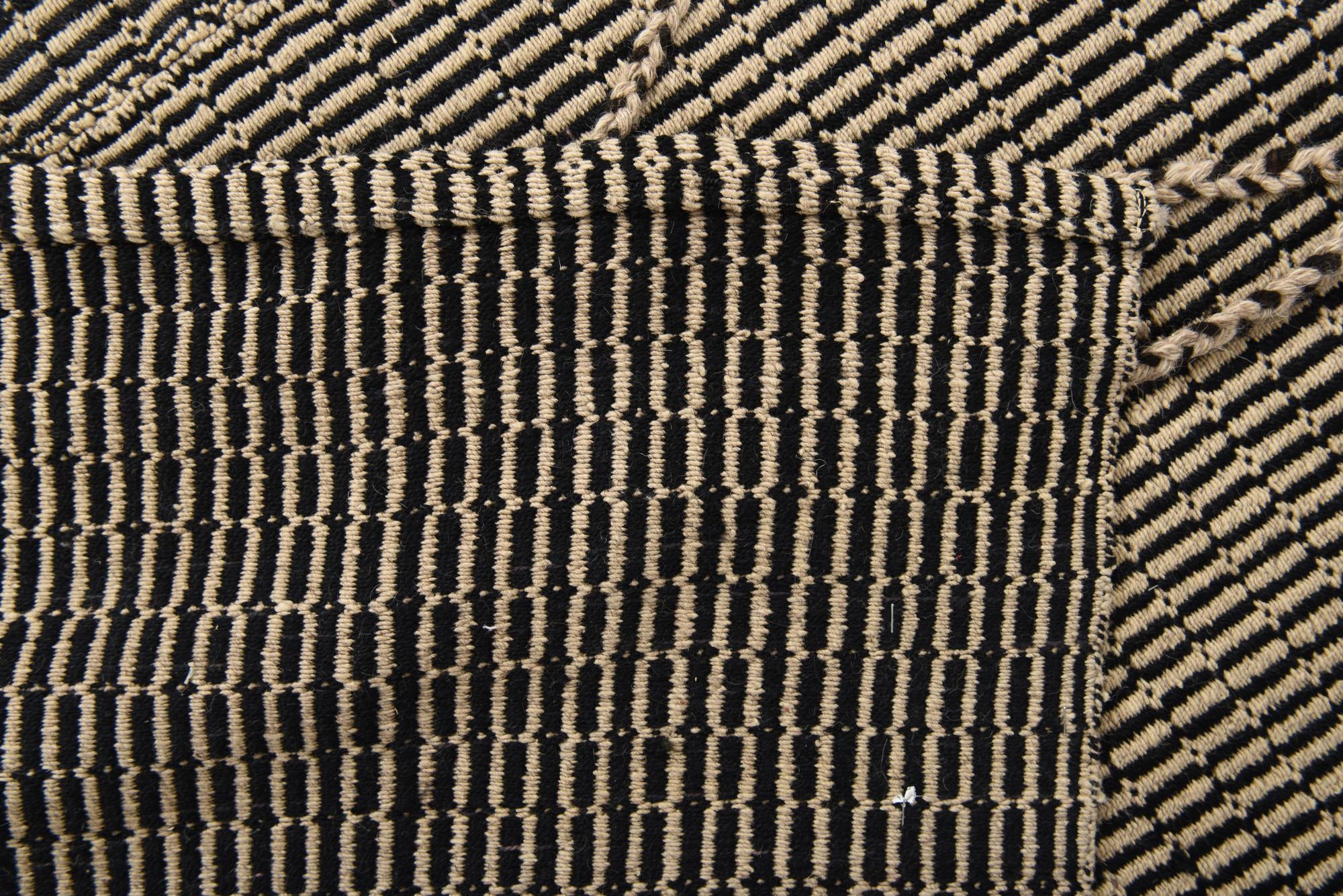 7' 6 x 10' Hand Knotted Darya Wool Rug