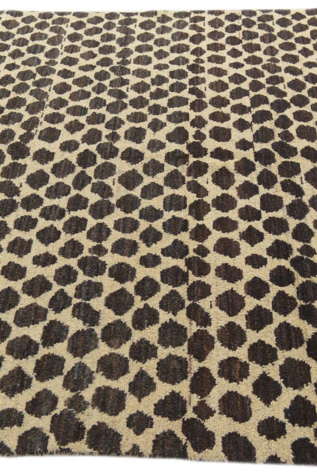 Detail image of 6' 5 x 9' 10 Hand Knotted Darya Wool Rug