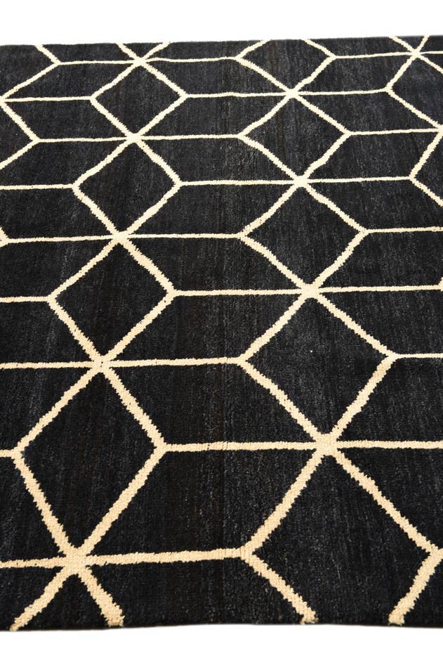 Detail image of 6' 7 x 9' 9 Hand Knotted Darya Wool Rug
