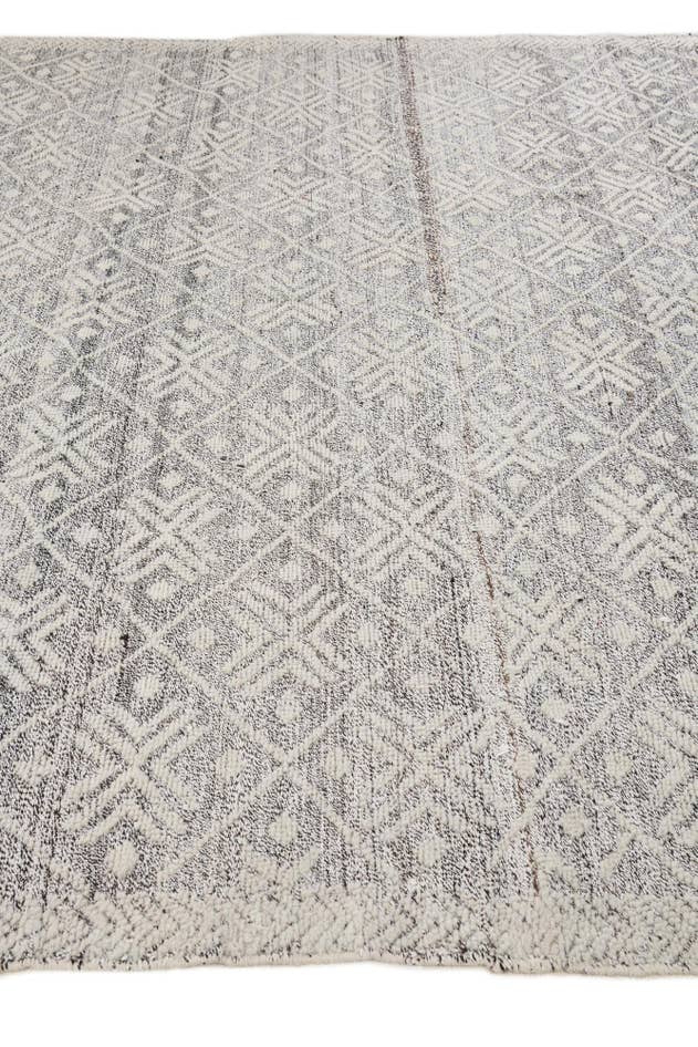 Detail image of 8' 2 x 10' Hand Knotted Darya Wool Rug