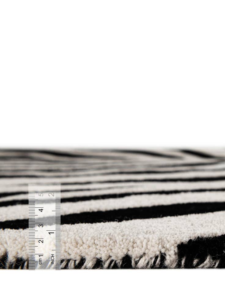 Detail image of 4' 1 x 6' 1 Hand Tufted Safari Wool Rug