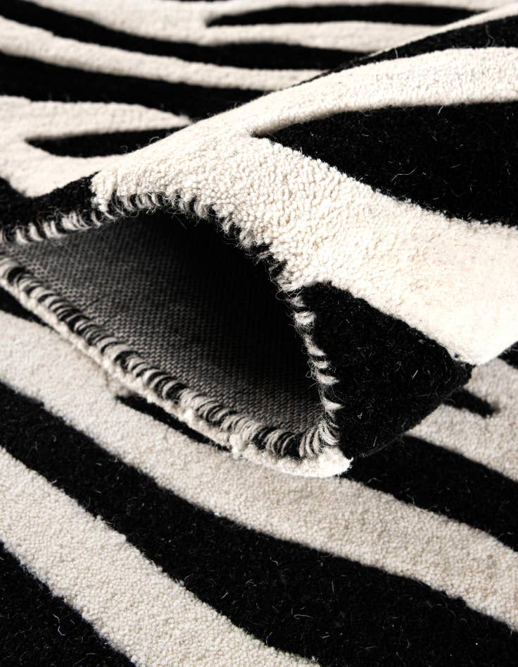 Detail image of 5' 1 x 8' Hand Tufted Safari Wool Rug