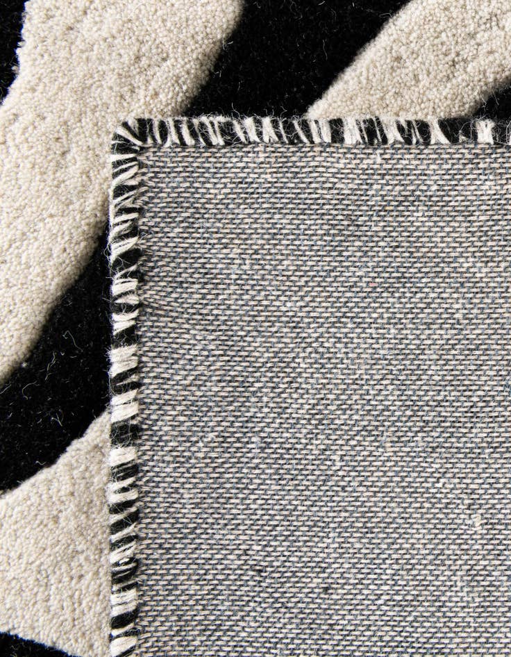 Detail image of 5' 1 x 8' Hand Tufted Safari Wool Rug