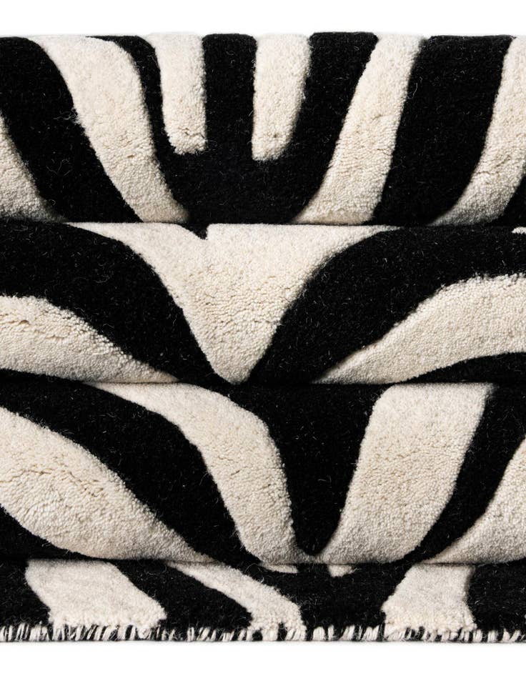 Detail image of 5' 1 x 8' Hand Tufted Safari Wool Rug