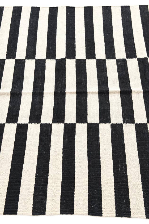 Detail image of 4' 2 x 5' 10 Hand Woven Kilim Modern Wool Rug