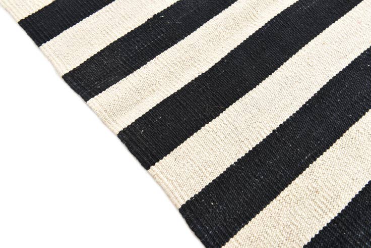 Detail image of 4' 2 x 5' 10 Hand Woven Kilim Modern Wool Rug