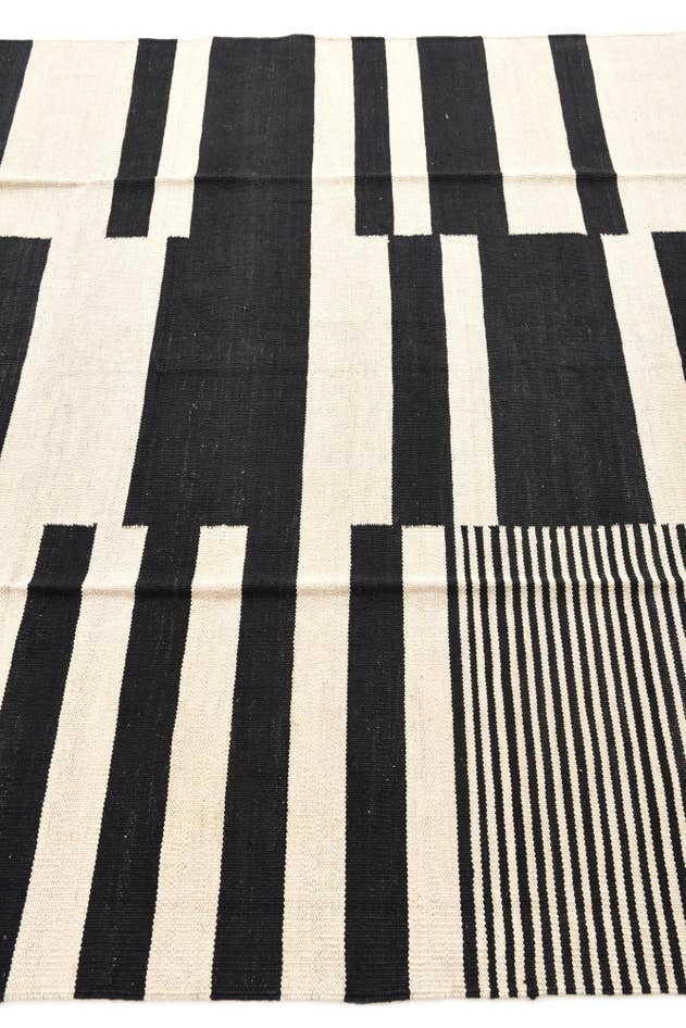 Detail image of 5' 9 x 7' 9 Hand Woven Kilim Modern Wool Rug