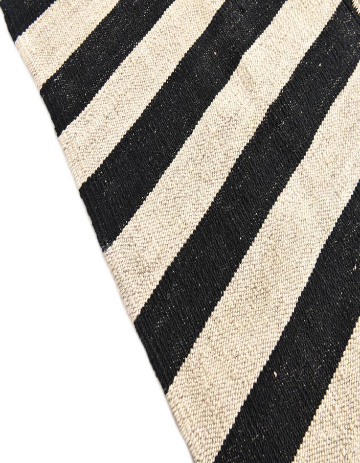 Detail image of 5' 10 x 7' 8  Hand Woven Kilim Modern Wool Rug