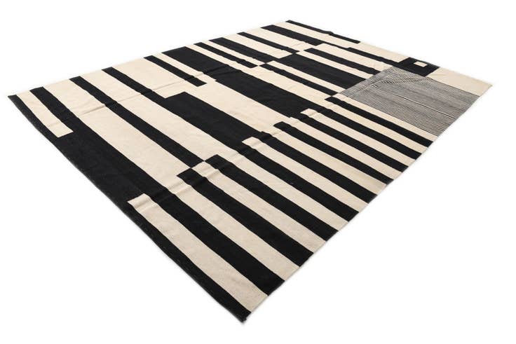 Detail image of 8' 5 x 11' 2 Hand Woven Kilim Modern Wool Rug