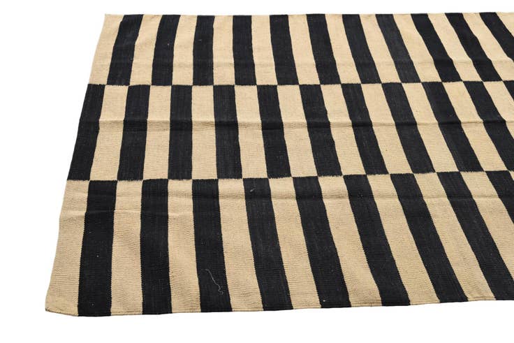Detail image of 4' 2 x 5' 10 Hand Woven Kilim Modern Wool Rug