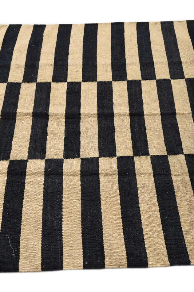 Detail image of 4' 2 x 5' 10 Hand Woven Kilim Modern Wool Rug