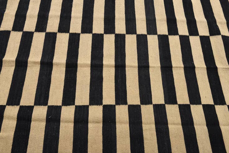 Detail image of 4' 2 x 5' 10 Hand Woven Kilim Modern Wool Rug