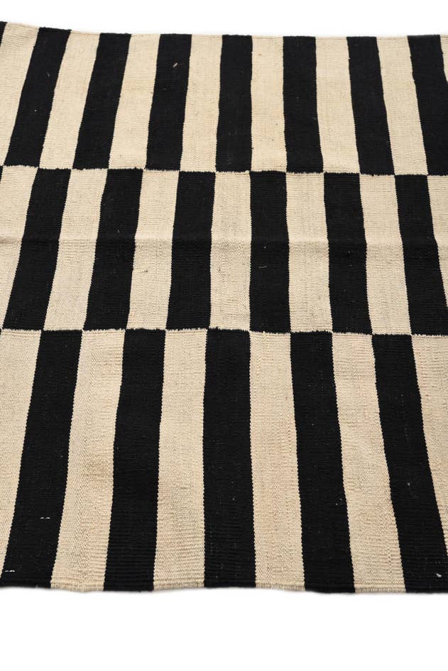 Detail image of 4' 3 x 6' Hand Woven Kilim Modern Wool Rug