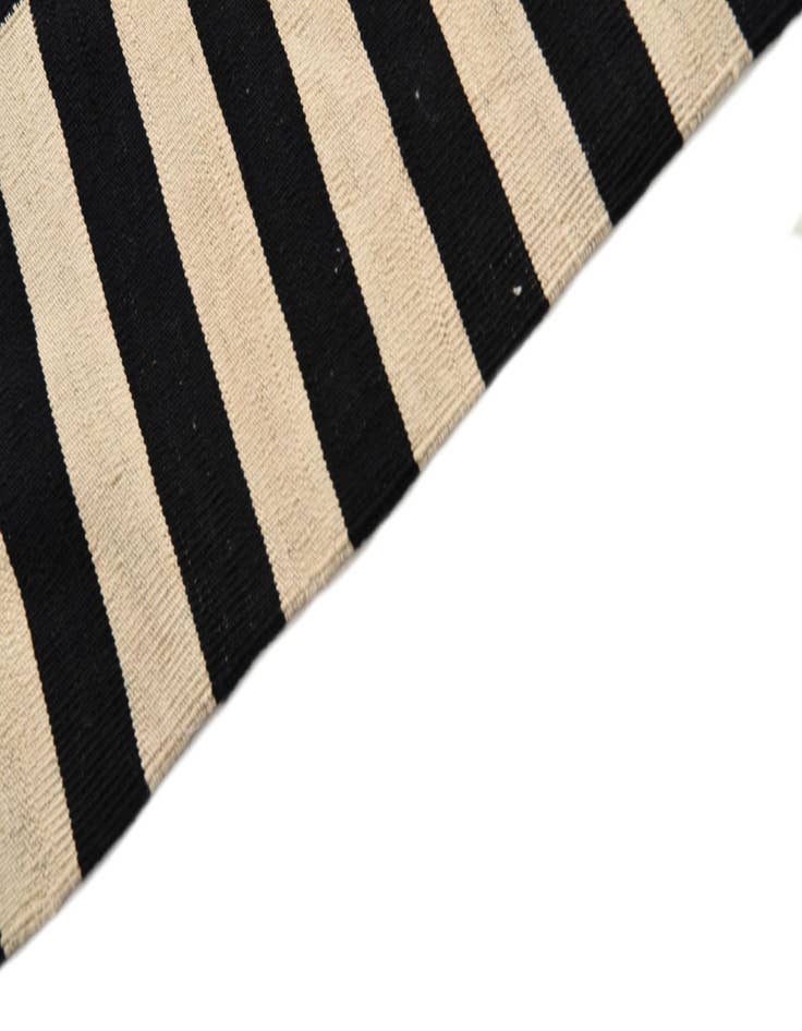 Detail image of 4' 3 x 6'  Hand Woven Kilim Modern Wool Rug