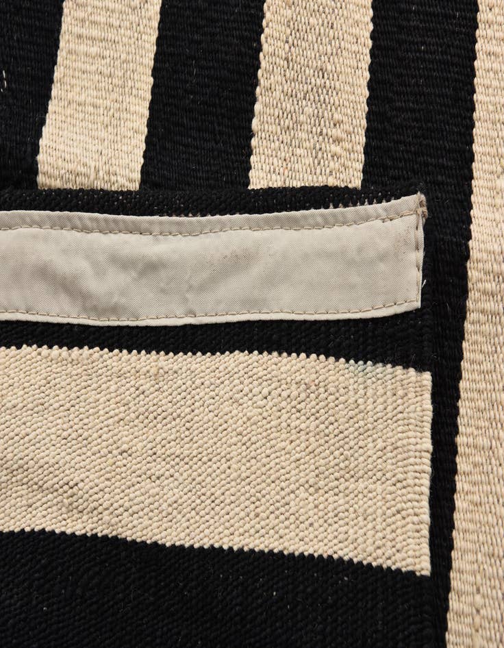 Detail image of 4' 3 x 6'  Hand Woven Kilim Modern Wool Rug