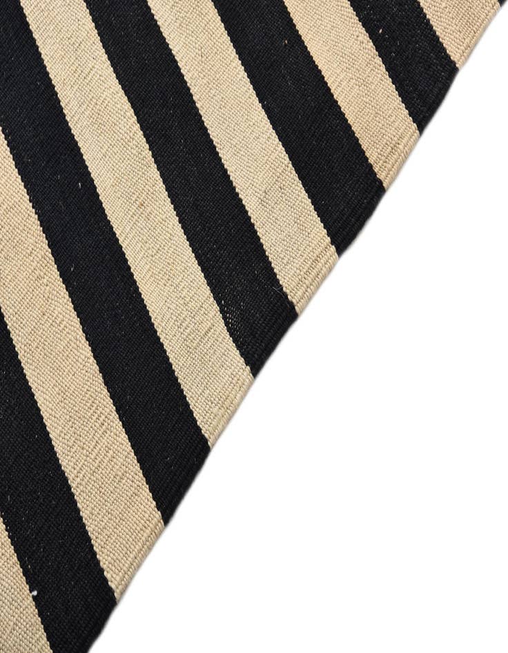 Detail image of 4' 2 x 6'  Hand Woven Kilim Modern Wool Rug