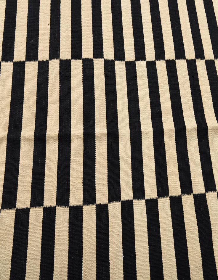 Detail image of 4' 3 x 6'  Hand Woven Kilim Modern Wool Rug