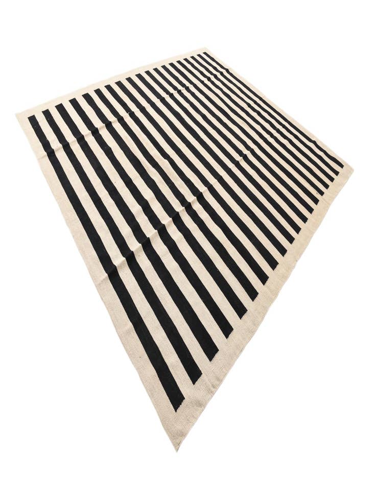 Detail image of 8' 6 x 9' 9  Hand Woven Kilim Modern Wool Rug