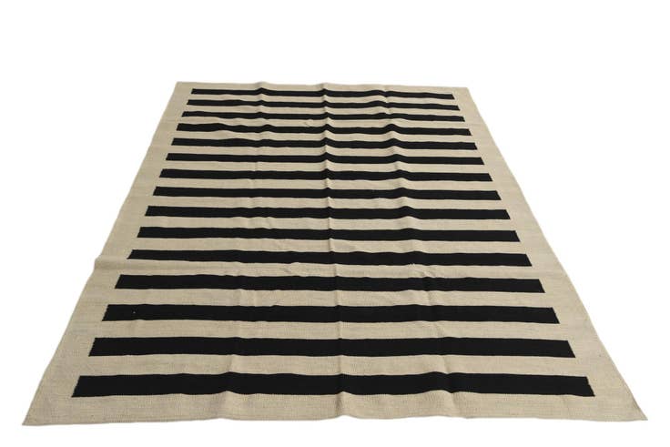 Detail image of 5' 7 x 7' 9 Hand Woven Kilim Modern Wool Rug