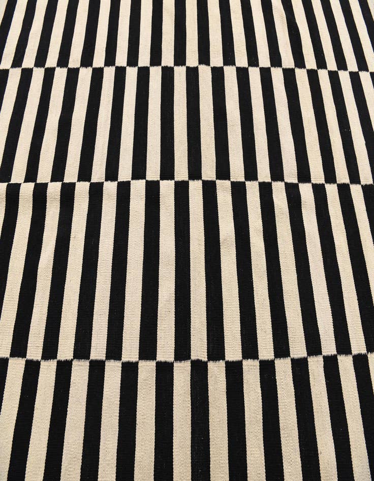 Detail image of 5' 7 x 7' 10  Hand Woven Kilim Modern Wool Rug