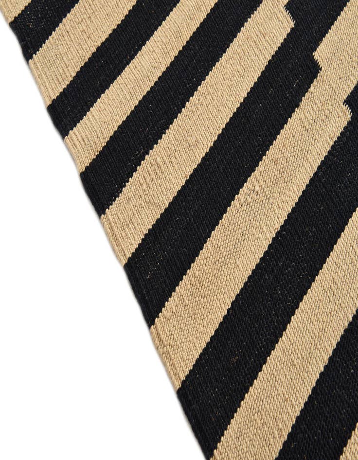 Detail image of 5' 9 x 7' 10  Hand Woven Kilim Modern Wool Rug