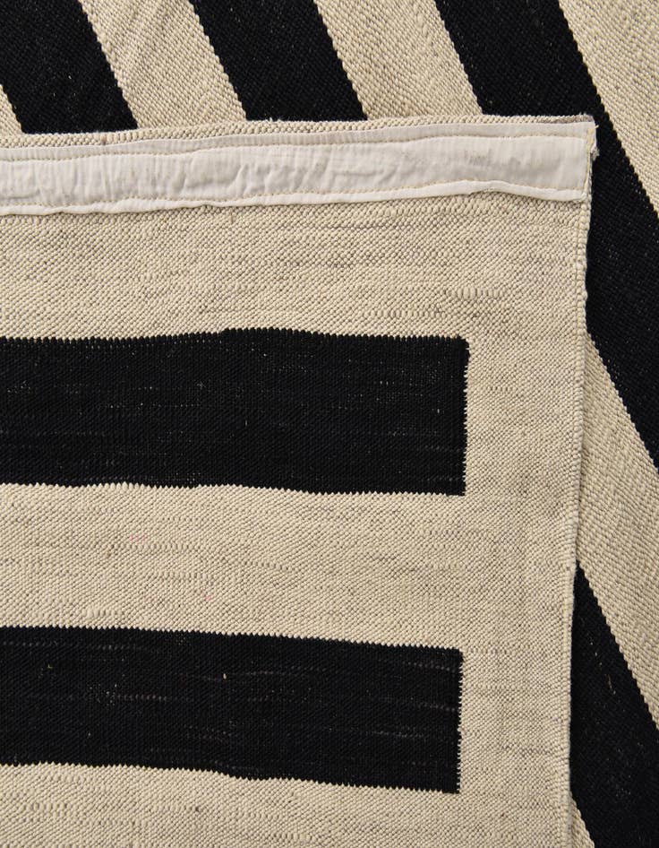 Detail image of 8' 5 x 11' 2  Hand Woven Kilim Modern Wool Rug