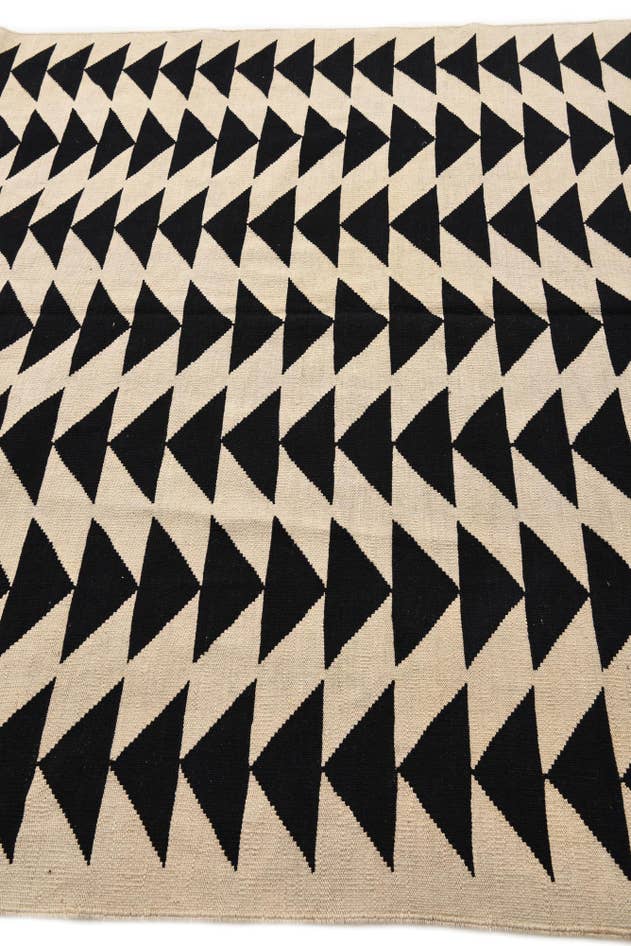 Detail image of 6' 8 x 9' 6 Hand Woven Kilim Modern Wool Rug