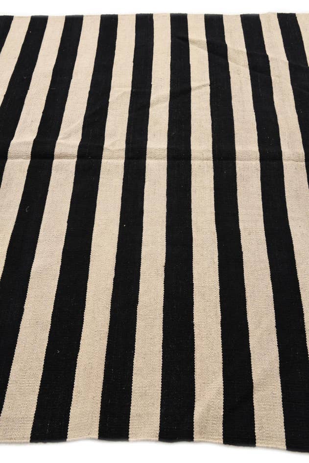 Detail image of 5' 7 x 8' Hand Woven Kilim Modern Wool Rug