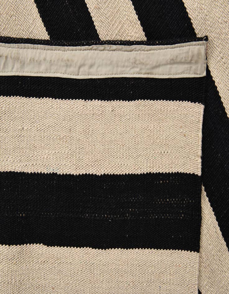 Detail image of  5' 7 x 8'  Hand Woven Kilim Modern Wool Rug