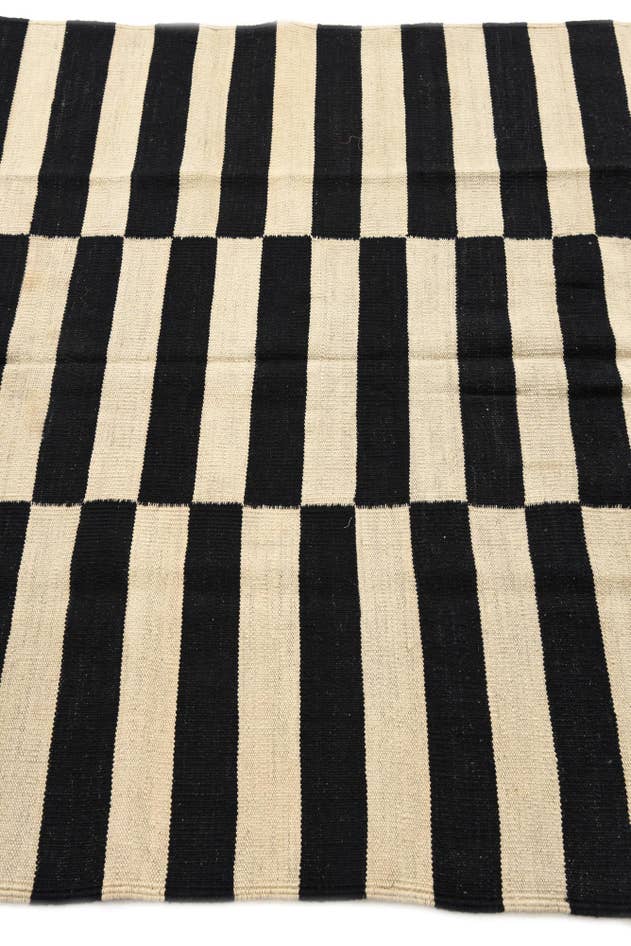 Detail image of 4' 1 x 5' 10 Hand Woven Kilim Modern Wool Rug