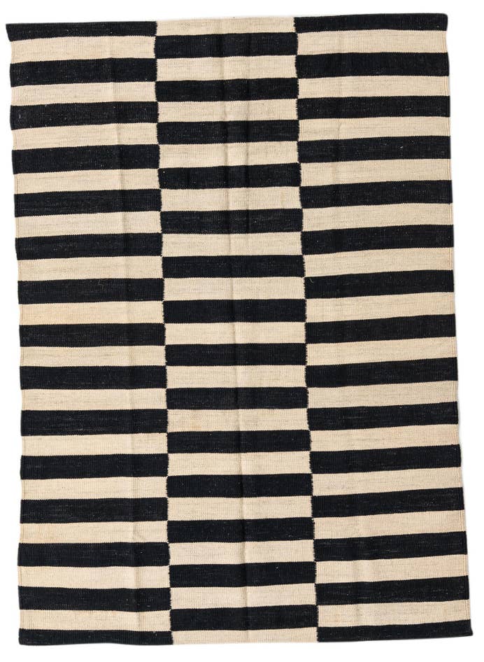 Detail image of 4' 1 x 5' 10 Hand Woven Kilim Modern Wool Rug