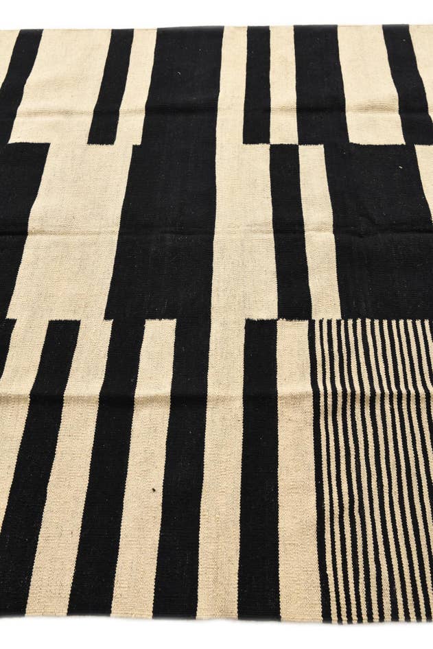 Detail image of 5' 6 x 7' 10 Hand Woven Kilim Modern Wool Rug