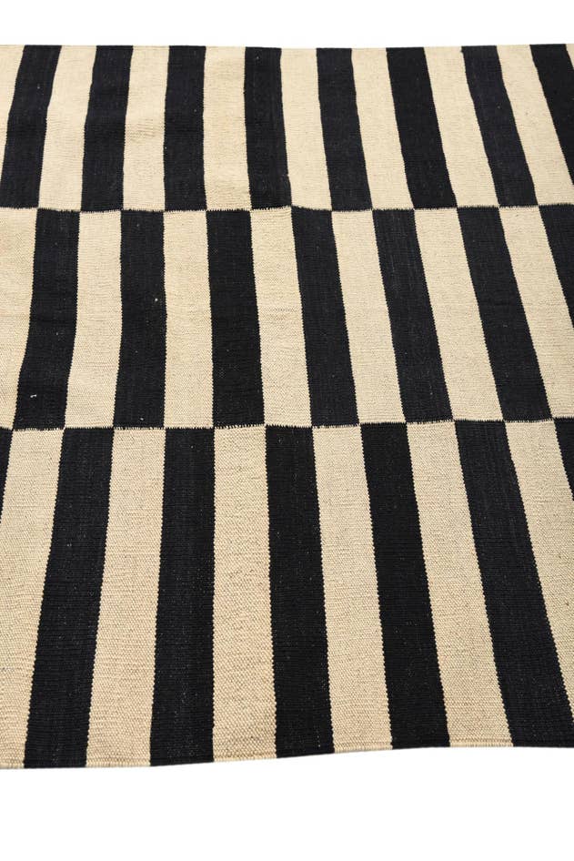 Detail image of 4' 2 x 5' 10 Hand Woven Kilim Modern Wool Rug