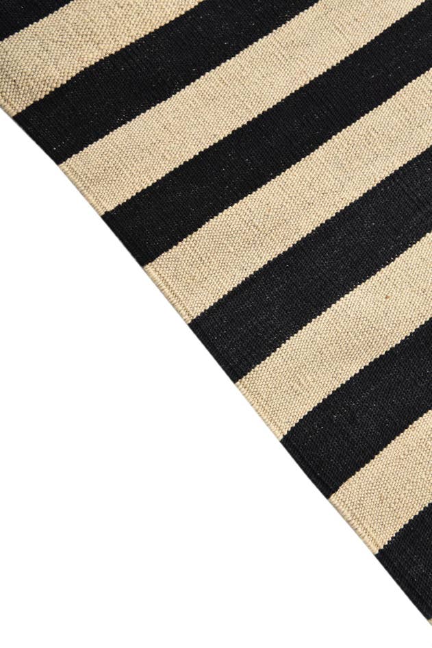 Detail image of 4' 2 x 5' 10 Hand Woven Kilim Modern Wool Rug