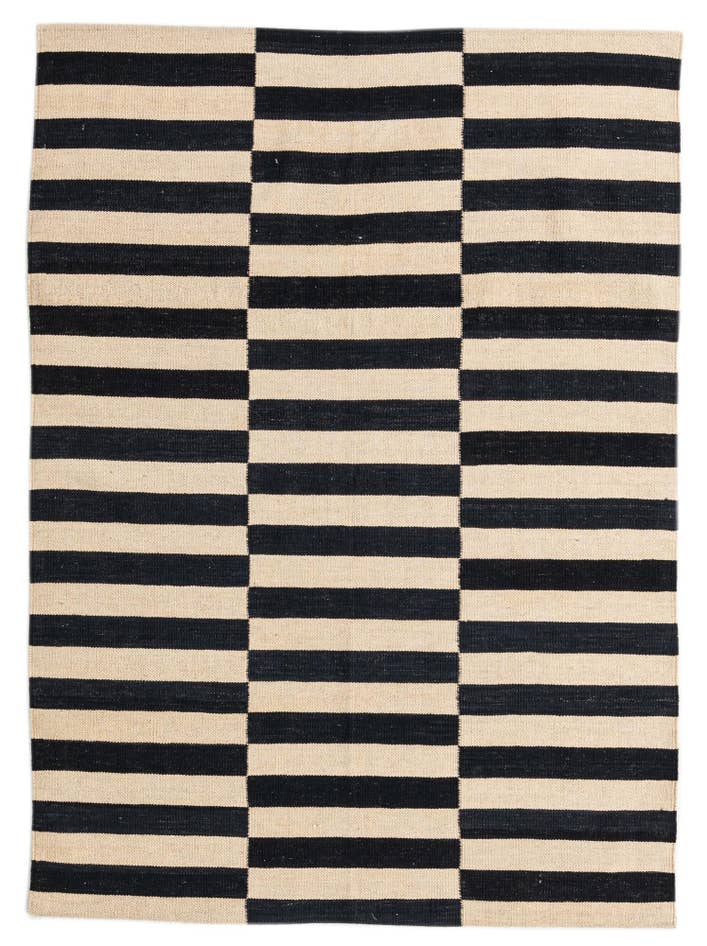 Detail image of 4' 2 x 5' 10 Hand Woven Kilim Modern Wool Rug