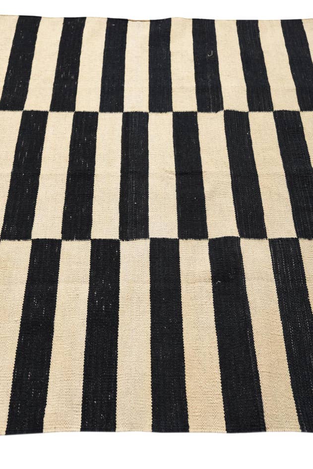 Detail image of 4' 2 x 5' 10 Hand Woven Kilim Modern Wool Rug