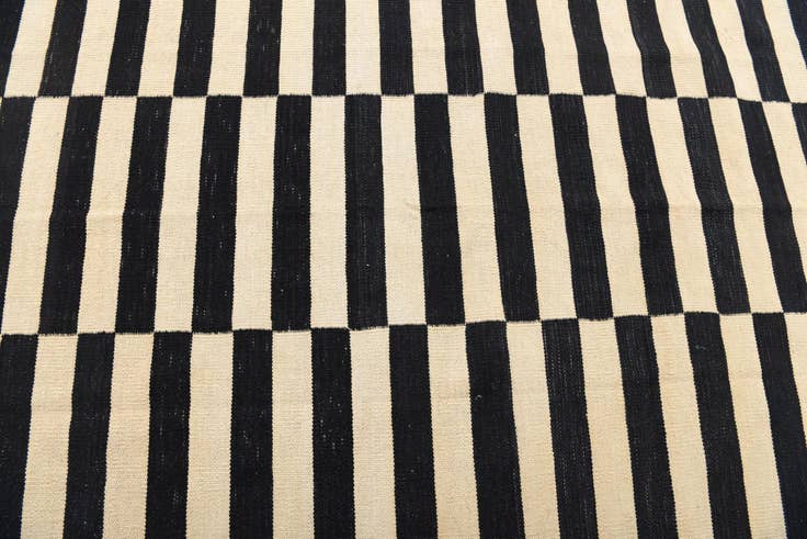Detail image of 4' 2 x 5' 10 Hand Woven Kilim Modern Wool Rug