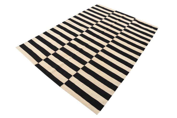 Detail image of 4' 1 x 5' 11 Hand Woven Kilim Modern Wool Rug
