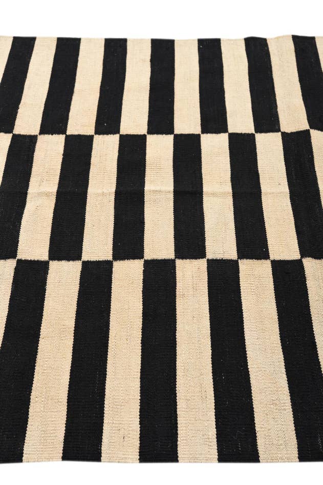 Detail image of 4' 1 x 5' 11 Hand Woven Kilim Modern Wool Rug