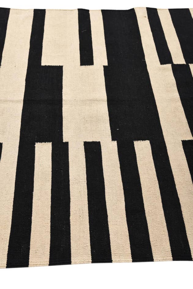 Detail image of 4' 11 x 6' 7 Hand Woven Kilim Modern Wool Rug