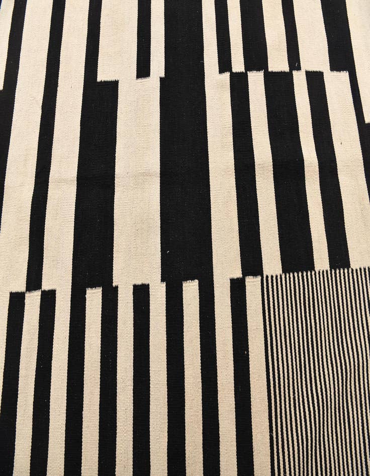 Detail image of 4' 11 x 6' 7  Hand Woven Kilim Modern Wool Rug