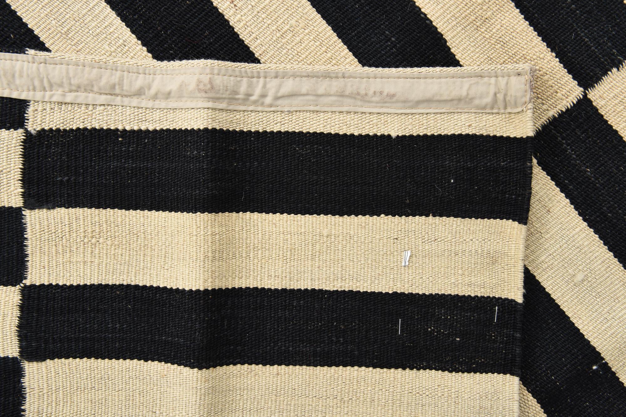 5' 4 x 7' 9 Hand Woven Kilim Modern Wool Rug