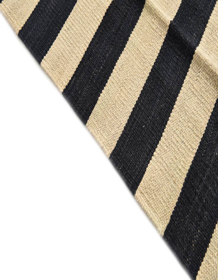 Detail image of 4' 2 x 5' 10  Hand Woven Kilim Modern Wool Rug