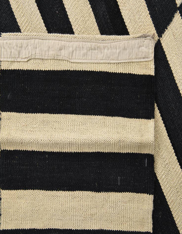 Detail image of 5' 7 x 7' 9  Hand Woven Kilim Modern Wool Rug