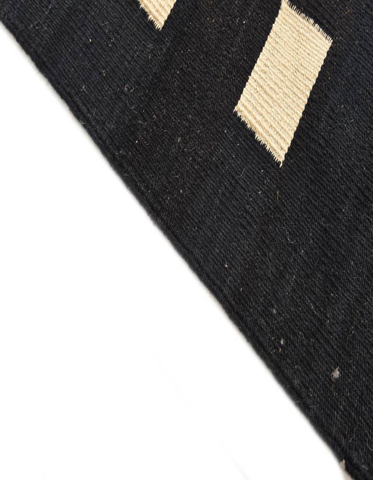 Detail image of 4' 4 x 6'  Hand Woven Kilim Modern Wool Rug