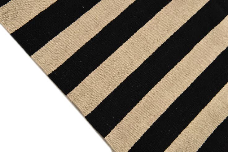 Detail image of 5' 6 x 7' 8 Hand Woven Kilim Modern Wool Rug