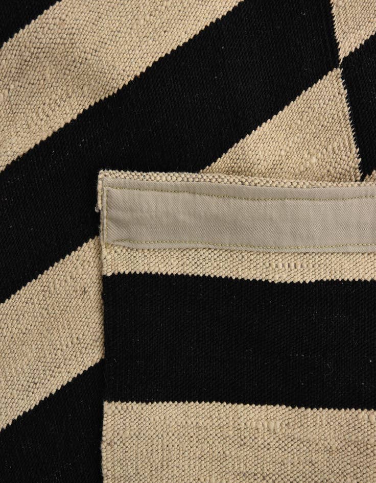 Detail image of 5' 7 x 7' 9  Hand Woven Kilim Modern Wool Rug