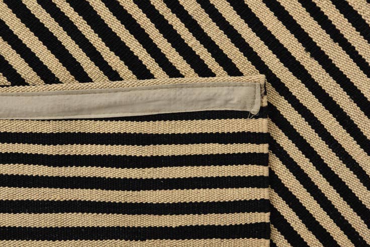 Detail image of 5' 7 x 7' 9 Hand Woven Kilim Modern Wool Rug