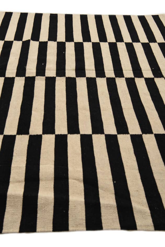 Detail image of 6' 7 x 9' 9 Hand Woven Kilim Modern Wool Rug