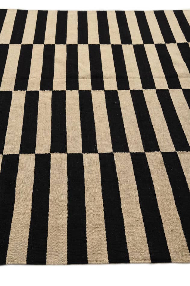 Detail image of 6' 6 x 9' 10 Hand Woven Kilim Modern Wool Rug